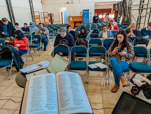 Estudio bíblico con la Biblia abierta