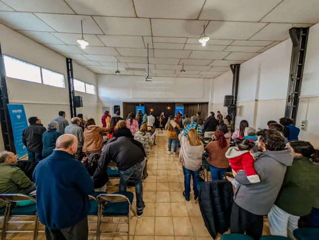 Reunión de domingo en el salón