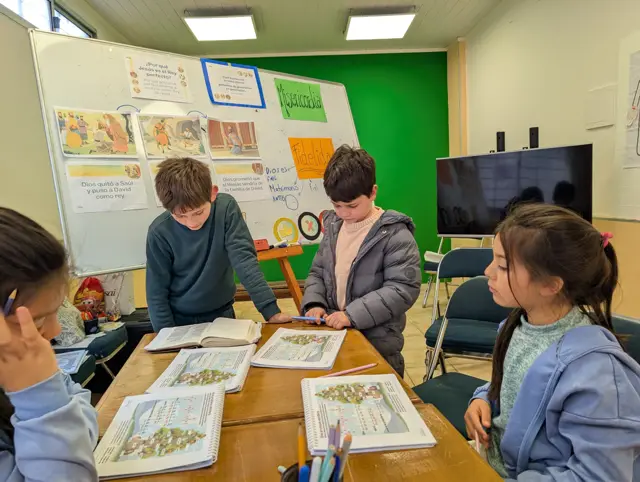 Niños trabajando en la Escuela Bíblica