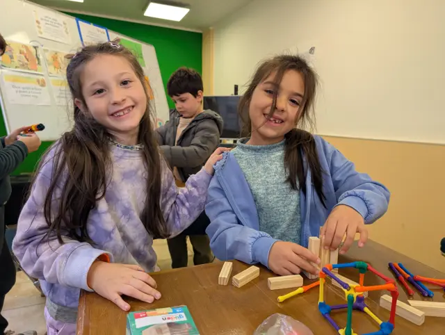 Niñas con sus manualidades en la Escuela Bíblica