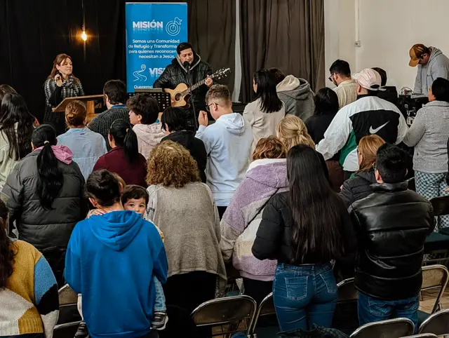 La congregación de pie cantando