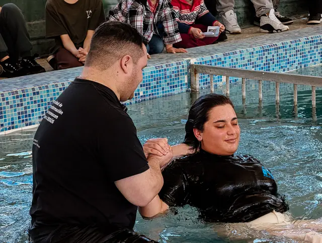 Un bautismo en la piscina