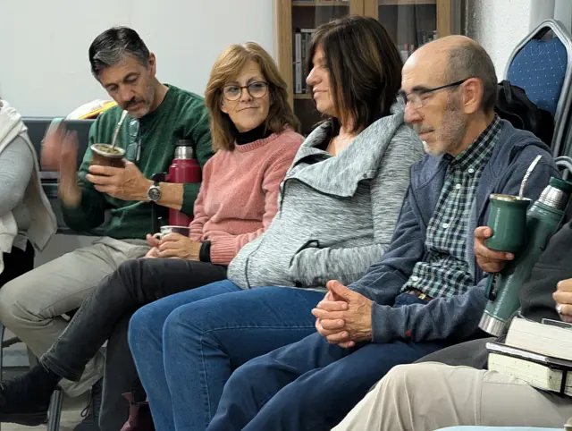 Hermanos mayores en la reunión